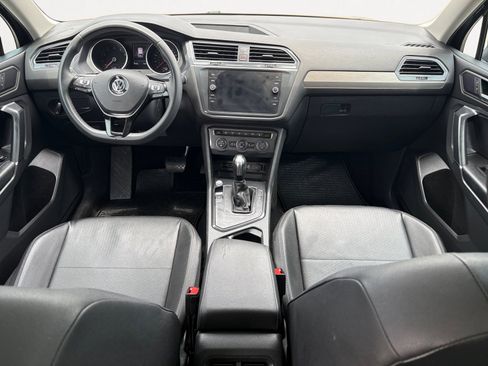 Used 2020 Volkswagen Tiguan SE w/ Panoramic Sunroof Package FWD image 3