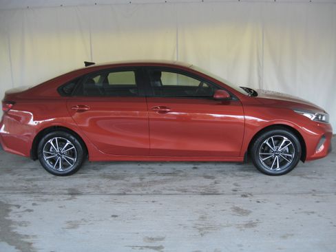 Used 2023 Kia Forte LXS image 4