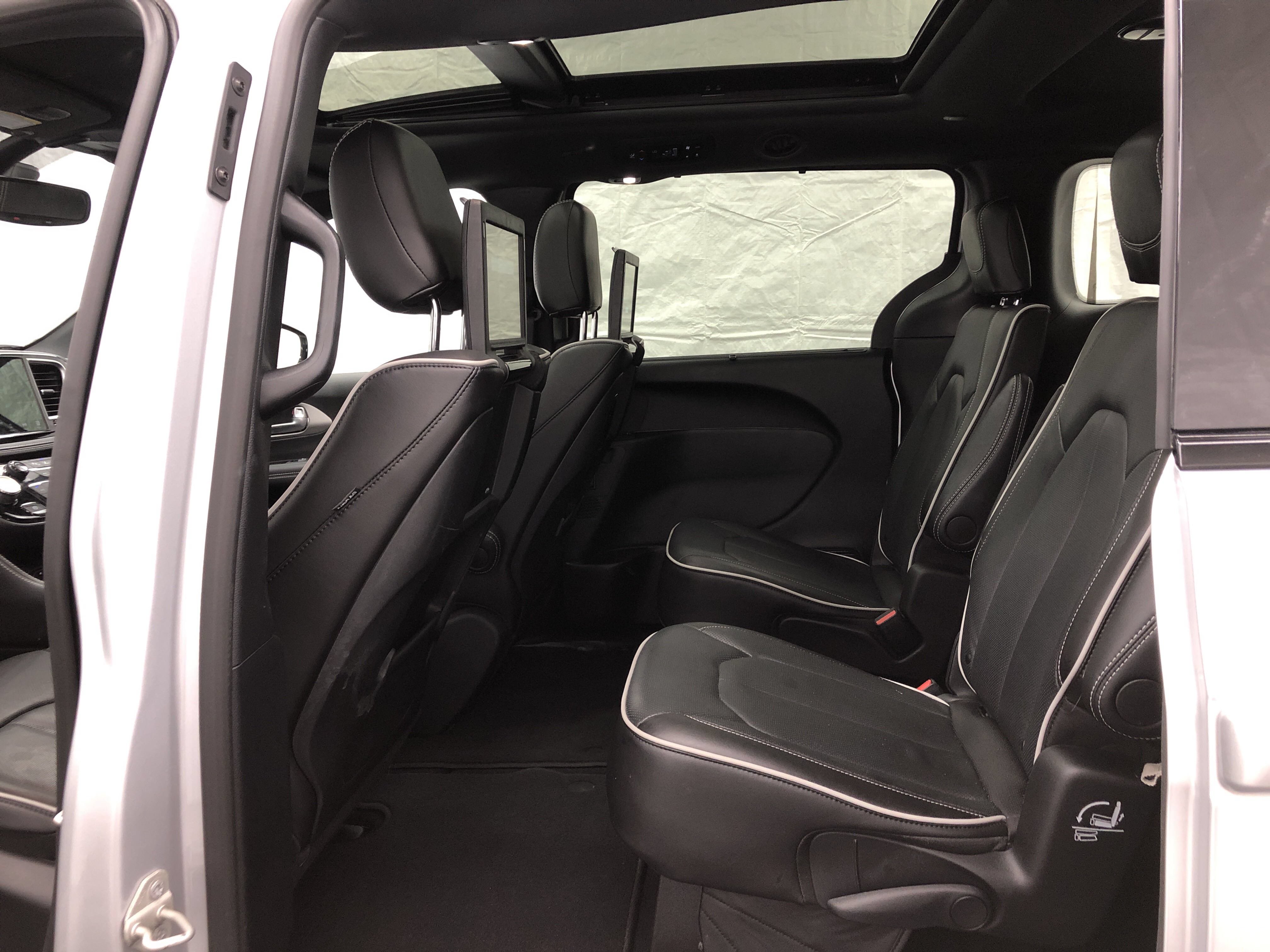 Used 2024 Chrysler Pacifica Limited w/ Uconnect Theater Family Group FWD image 9