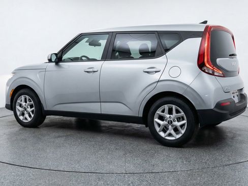 Used 2025 Kia Soul LX w/ LX Technology Package FWD image 5