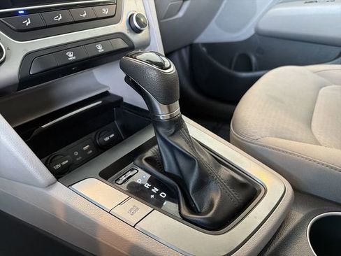 Used 2017 Hyundai Elantra SE image 25