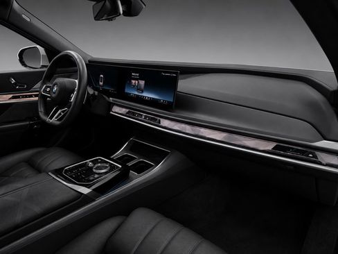 Used 2023 BMW 760i xDrive AWD/4WD image 11