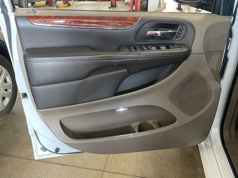 Used 2016 Chrysler Town & Country Limited Platinum FWD image 25