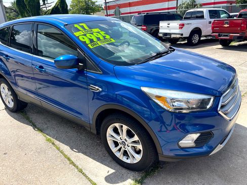Used 2017 Ford Escape SE image 3