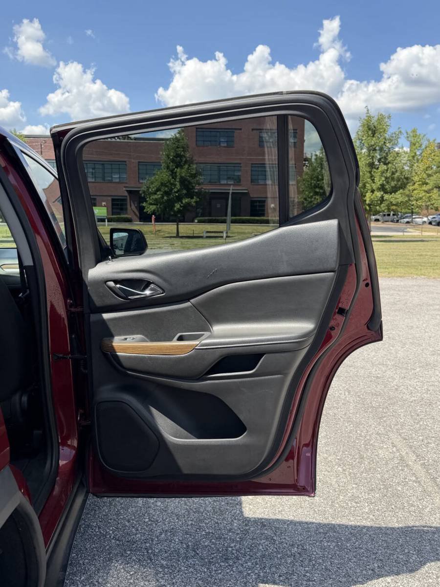 Used 2018 GMC Acadia SLE FWD image 24