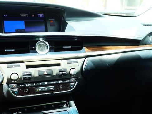 Used 2016 Lexus ES 350 w/ Luxury Package w/Wood Trim image 44