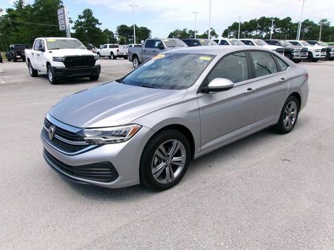 Used 2024 Volkswagen Jetta SE image 2