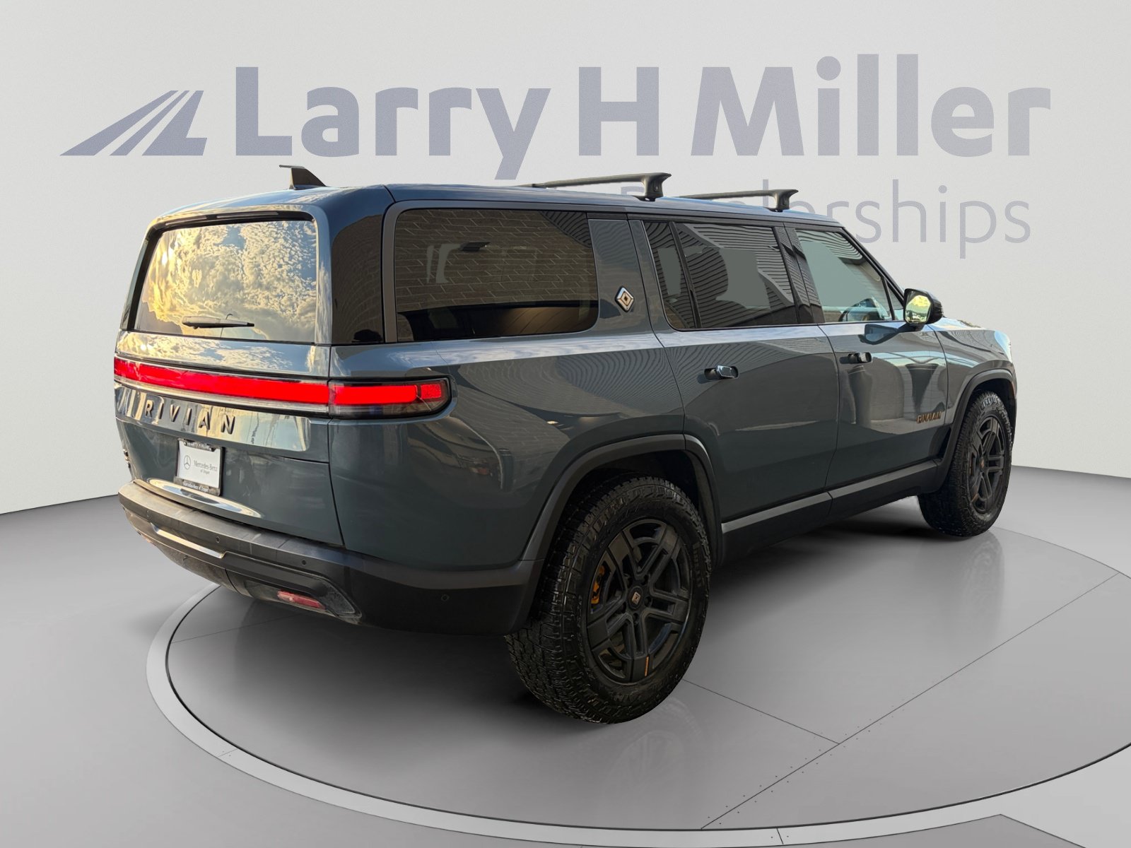 Used 2025 Rivian R1S Premium Dual AWD/4WD image 5