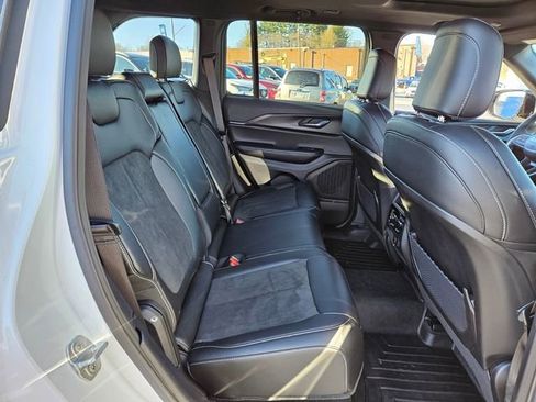 Used 2025 Jeep Grand Cherokee Altitude image 17