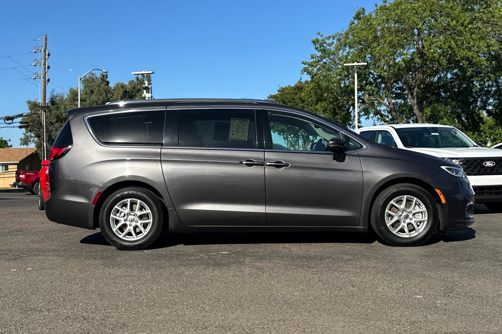 Used 2021 Chrysler Pacifica Touring-L FWD image 3