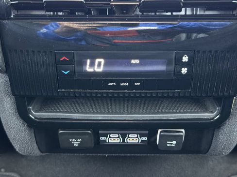 Used 2024 Jeep Wagoneer Series II w/ Flexible Seating Group RWD image 29