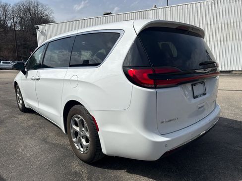 Used 2024 Chrysler Pacifica Limited image 5