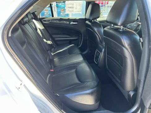 Used 2019 Chrysler 300 Limited RWD image 7