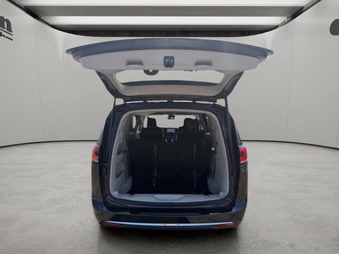 Used 2023 Chrysler Pacifica Touring-L FWD image 9