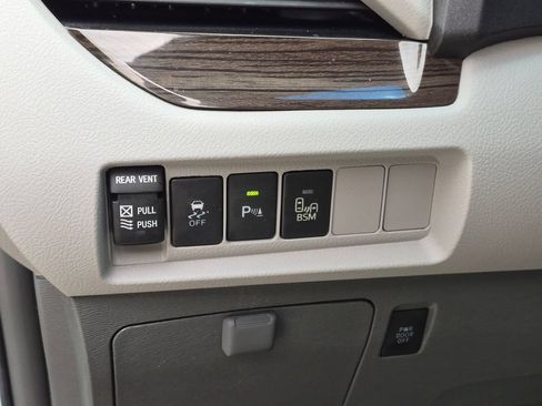 Used 2017 Toyota Sienna XLE w/ XLE Navigation Package FWD image 15