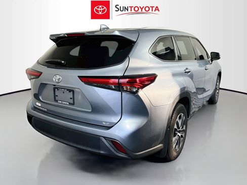 Used 2023 Toyota Highlander XLE FWD image 4