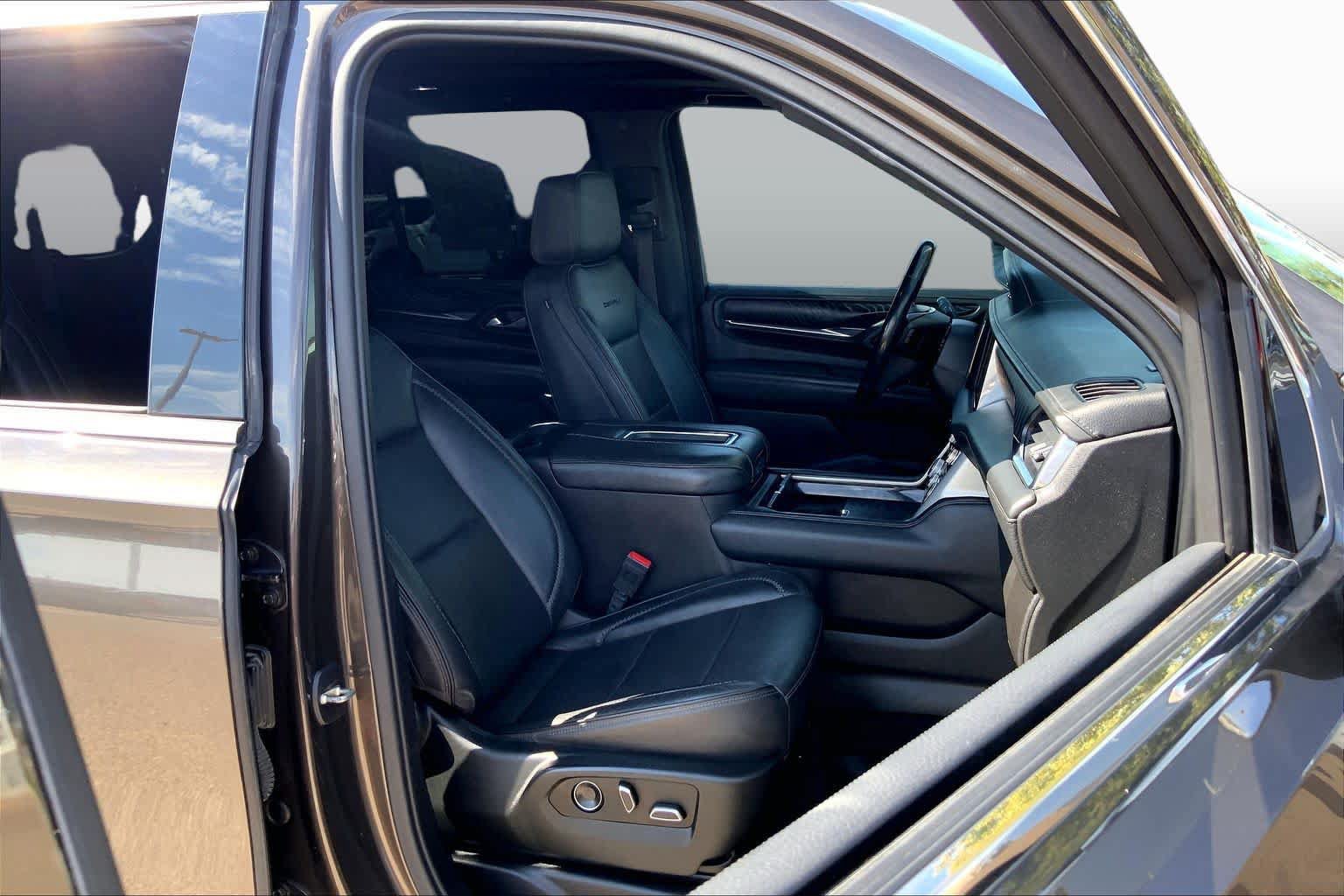Used 2021 GMC Yukon Denali w/ Denali Premium Package AWD/4WD image 8