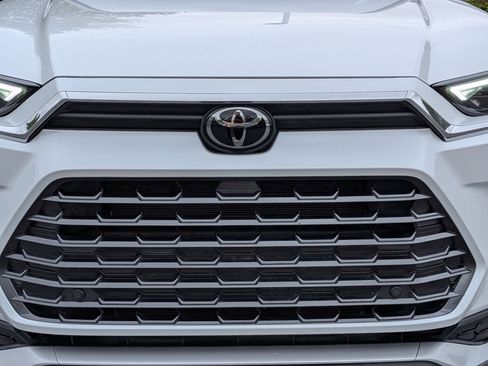 Used 2024 Toyota Grand Highlander AWD Hybrid image 10