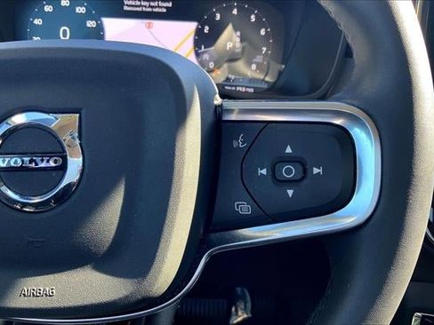 Used 2022 Volvo XC40 T5 Momentum image 19