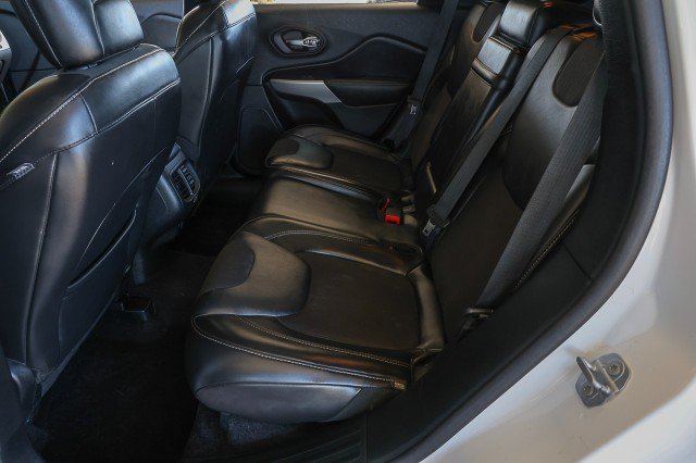 Used 2018 Jeep Cherokee Latitude Plus w/ Comfort/Convenience Group FWD image 26
