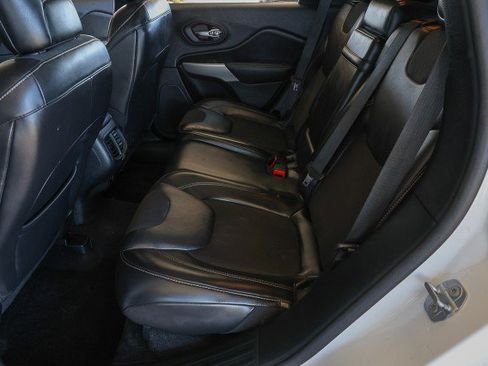 Used 2018 Jeep Cherokee Latitude Plus w/ Comfort/Convenience Group FWD image 26