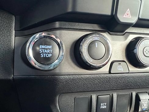 Used 2022 Toyota Tacoma TRD Off-Road AWD/4WD image 18