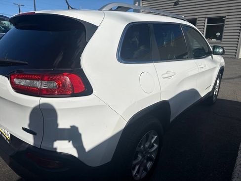 Used 2015 Jeep Cherokee Latitude w/ Cold Weather Group AWD/4WD image 5