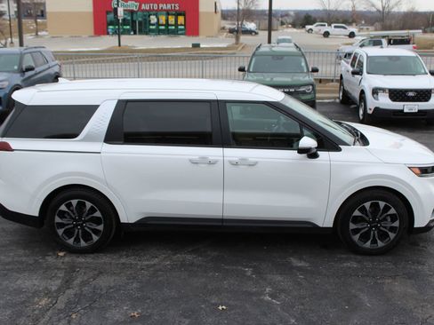 Used 2024 Kia Carnival EX image 8