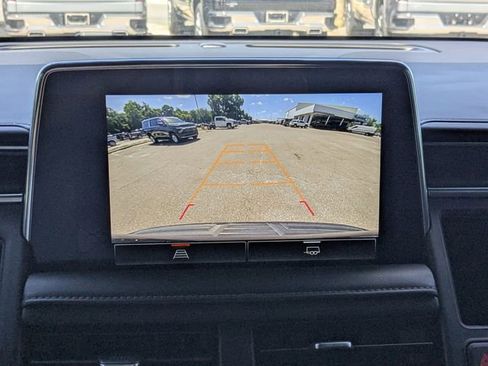 Used 2023 GMC Yukon SLE image 30