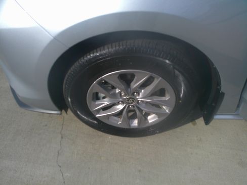 Used 2025 Toyota Sienna XLE image 16