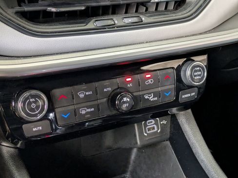 Used 2025 Jeep Compass Limited image 17