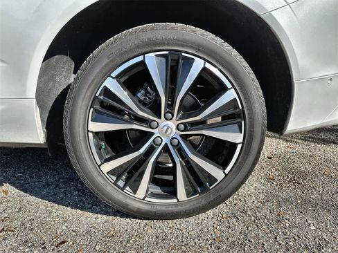 Used 2024 Volvo XC60 B5 Plus image 8