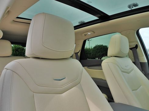 Used 2021 Cadillac XT5 Premium Luxury w/ LPO, Floor Liner Package FWD image 14