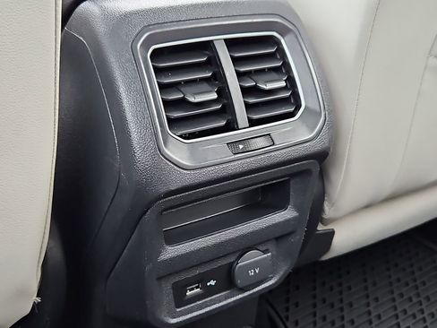 Used 2018 Volkswagen Tiguan SE image 24
