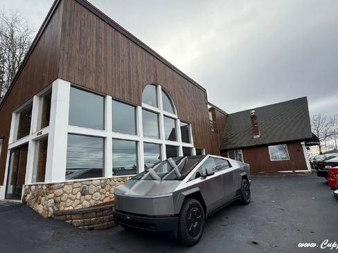 Used 2025 Tesla Cybertruck AWD Crew Cab image 30