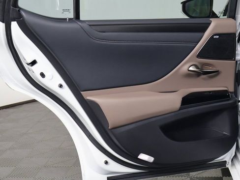 Certified 2025 Lexus ES 300h w/ Luxury Package image 11