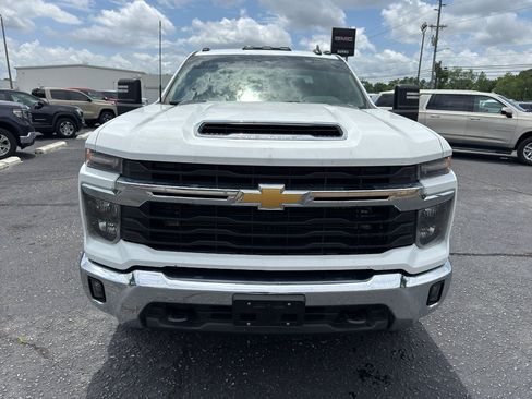 Used 2024 Chevrolet Silverado 2500 LT w/ Convenience Package AWD/4WD image 2