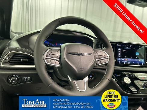 New 2026 Chrysler Pacifica Select image 13