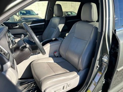 Used 2017 Toyota Highlander XLE image 14