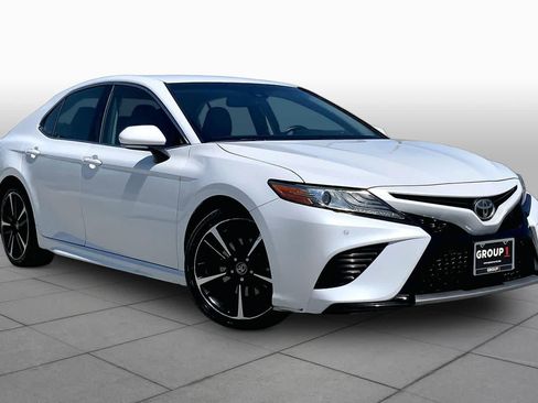 Used 2018 Toyota Camry XSE FWD image 3