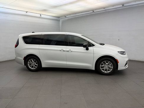 New 2026 Chrysler Pacifica Select FWD image 2