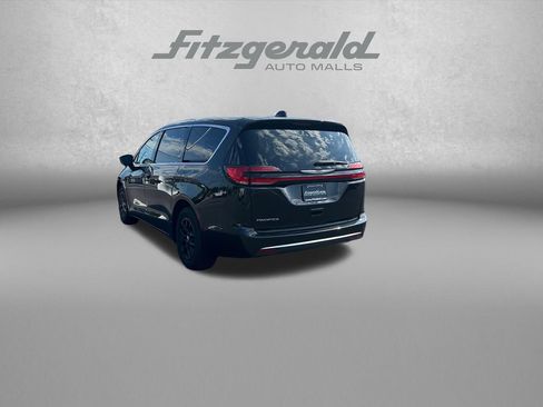 Used 2025 Chrysler Pacifica Select FWD image 6