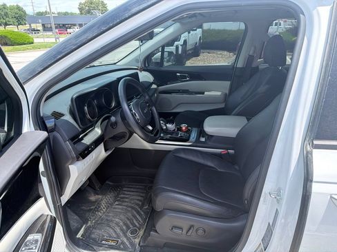 Used 2024 Kia Carnival EX FWD image 5