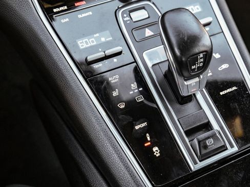 Used 2018 Porsche Panamera 4 image 24