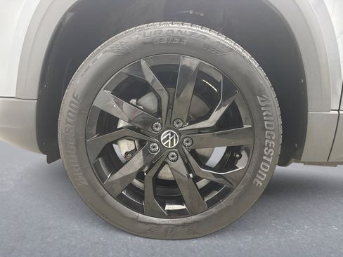 Used 2023 Volkswagen Taos SE w/ Panoramic Sunroof Package image 25