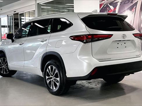 Used 2022 Toyota Highlander XLE image 4