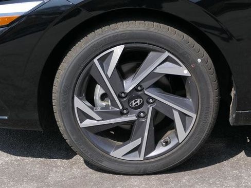 New 2025 Hyundai Elantra Limited image 10