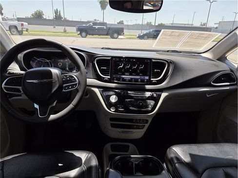 Used 2022 Chrysler Pacifica Touring-L FWD image 13
