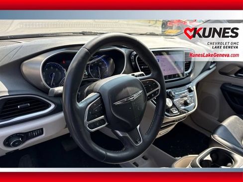 Used 2023 Chrysler Pacifica Touring-L FWD image 17