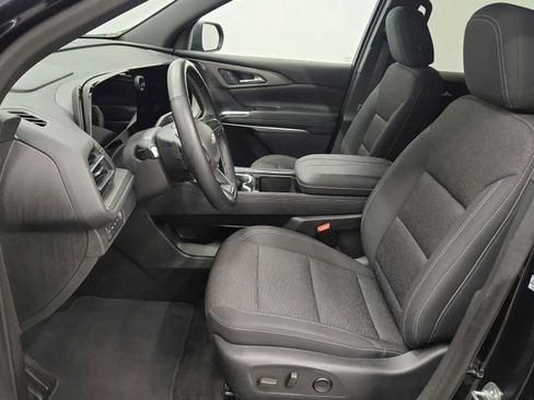 Used 2025 Chevrolet Traverse LT image 18